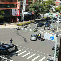 小客車欲迴轉撞交大執勤重機  員警翻滾多圈落地