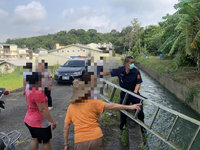 9旬婦採竹筍摔落大排水圳險遭沖走 警民即刻救援