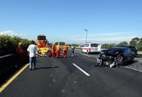 保時捷行駛國1太保段追撞緩撞車 駕駛輕傷送醫