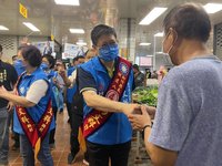 楊文科持續掃街拜票  勤打選舉陸戰爭取連任