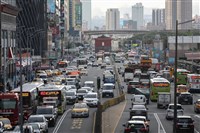 台北市忠孝西路14日晚間11時起開放深夜時段可騎機車