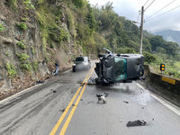 苗栗台6線轎車自撞山壁側翻  駕駛身亡驗出酒駕