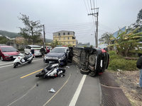 男子駕車拒攔查衝撞警車後翻覆  警開8槍逮人