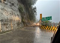 豪雨致道路坍方 苗栗泰安鄉中午12時起停止上課