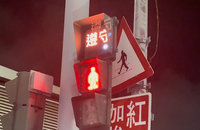 台南路口增設顯示屏貼心提醒 行人過馬路不無聊