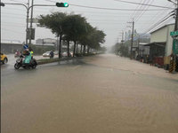 彰化彰南路一段大雨淹水 老翁騎機車跌倒擦傷