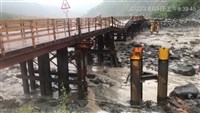 明霸克露橋遭沖毀暫難搶修 預計搶通需一週