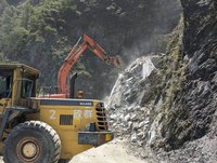 山區雨勢不斷坍落巨石多 中橫便道延至10日開放通行