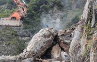 中橫便道巨石擋道 谷關工務段趕工拚10日前通車