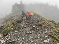 男攀奇萊北峰失足墜谷受傷  警消馳援救出送醫