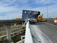 貨櫃車國1匝道事故 車體懸空搖搖欲墜、駕駛輕傷