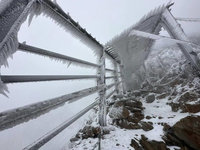 玉山下冰霰部分步道濕滑 玉管處籲登山需有雪地裝備