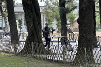 台南水道博物館朱鸝現蹤 鳥友整天守候搜尋倩影