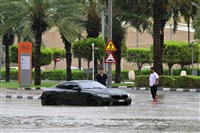 阿聯再降豪雨 辦公室學校關閉班機取消