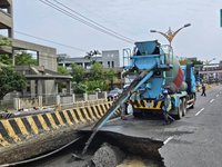 新竹湖口路面現天坑 工務處封路灌漿搶修