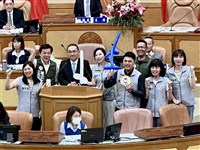 綠議員送氣球劍  挺侯友宜選國民黨主席斬妖除魔