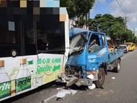 台中小貨車駕駛恍神撞上 警方開罰違停大客車