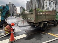 新店瓦斯管線遭挖破  消防水線防氣爆、警交管