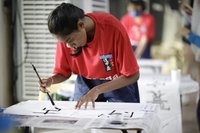 大馬逢甲盃書法賽  非華裔學子揮毫感受繁體字美感