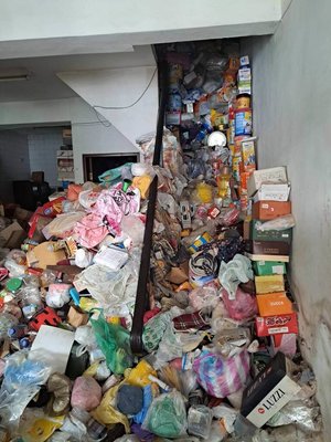 台南8旬夫妻屋堆滿雜物阻���護 動員近百人清出20噸