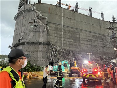 福懋科五廠工程鷹架倒塌釀2死3傷 工地停工清理