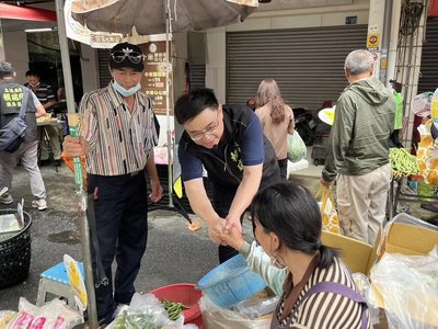 提前敲響高雄市長選戰 賴瑞隆跨區��鳳山掃街