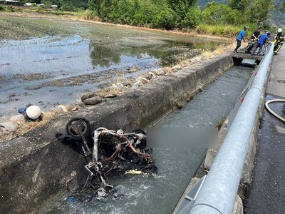 騎機車摔落台東鹿野排水溝竟火燒車 女子受傷���醫