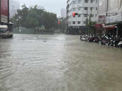 高雄愛河水位暴漲  鹽埕區車輛泡水一片汪洋