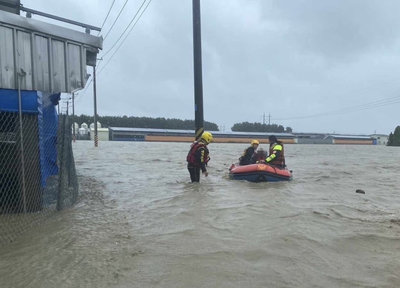 台南後壁區暴雨水淹及腰 警消強制撤離1街友