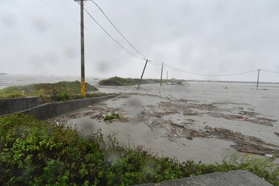 彰化台西養殖業者私設土堤崩塌 緊急調太空包護村