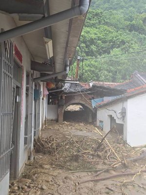 高雄山區雨量破千毫米 旗山土石流沖民宅78歲屋主亡
