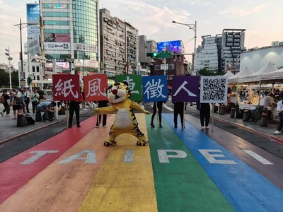 萌虎帶路  紙風車劇團舉牌西門町快閃徵新血