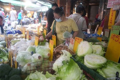 蔬菜批發價持續偏高 傳統市場靠高麗菜撐場面