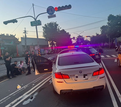 男開車遭攔查撞高市警車  涉持喪屍煙彈毒駕遭逮