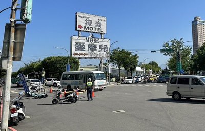 新北砂石車防塵蓋意外升起 扯斷號誌桿幸無人傷