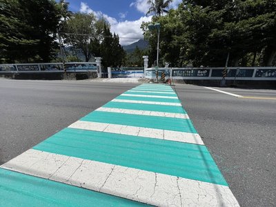 台東縱谷省道綠白斑馬線 變���亮更醒目安全