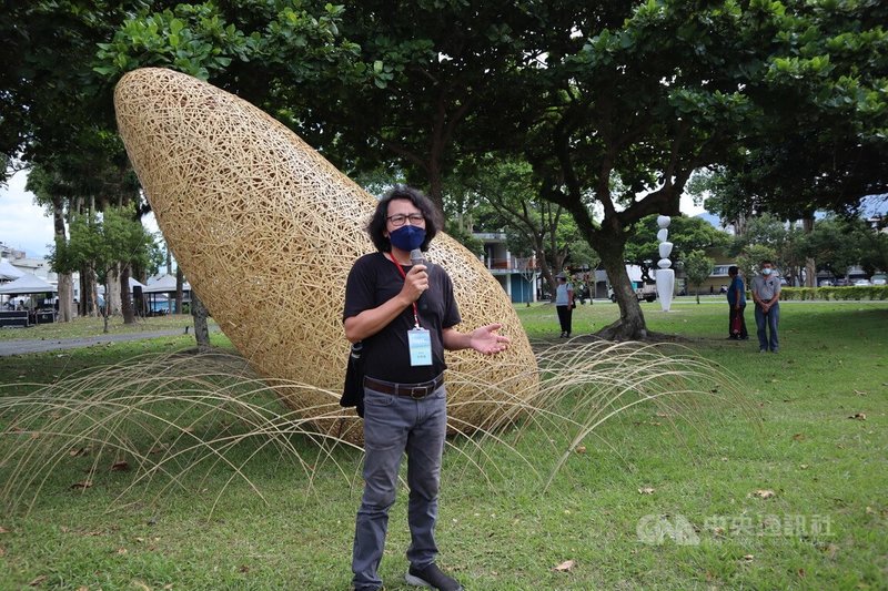 花蓮玉里大橋下曾有個大白石，傳說從石頭浮沉可預測小鎮一年運勢，不料竟被人竊走並分割數塊；藝術家徐暋盛（圖）依此創作「心靈之石」，盼以作品提醒大家共同保護環境生態、永續自然資源。中央社記者李先鳳攝  111年7月17日