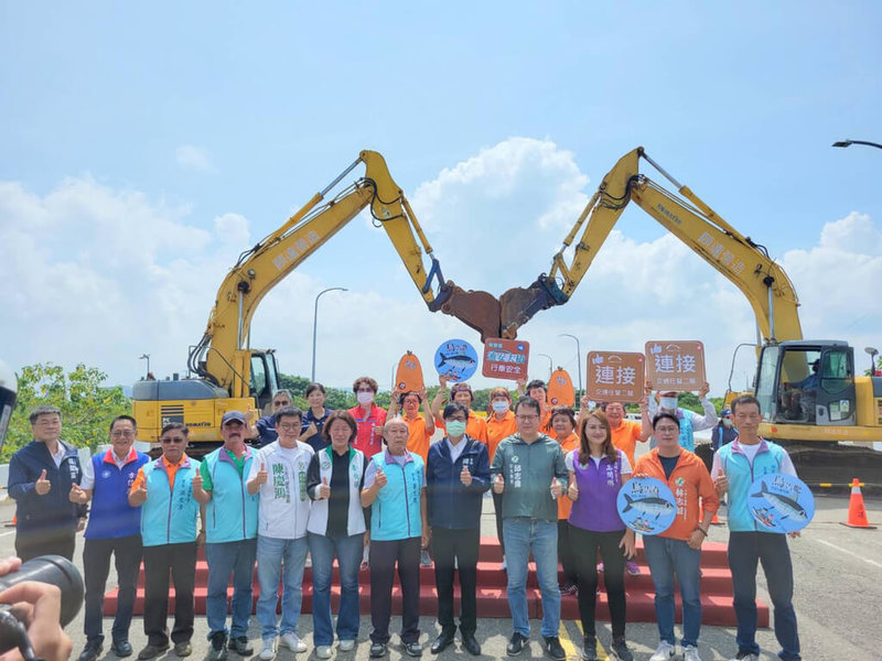 高雄市梓官區通安大橋民國109年橋檢時被判定為U4等級危橋，市府籌措經費改建，5日舉行改建工程動土典禮，市長陳其邁（前右5）等人出席。（高雄市工務局提供）中央社記者蔡孟妤傳真  111年9月5日