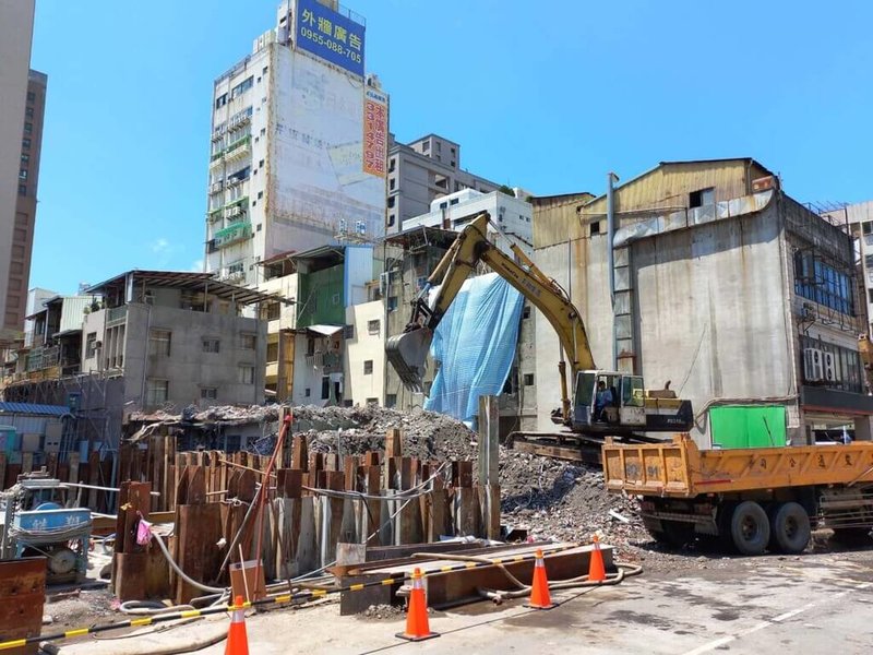 高雄市前金區工地造成路面塌陷、7戶鄰宅成危樓，在受損戶陸續完成搬遷後，8月29日起進行拆除，提前於8日拆除完畢。（高雄市���府提供）中央社記者曾以寧傳真  111年9月8日