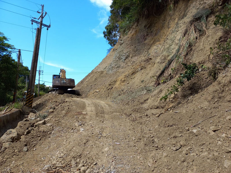 花蓮玉里鎮赤科山道路因918台東強震，多處邊坡坍落，9月23日搶通後，不到一天又坍落封閉，預計6日可搶通，將視邊坡狀況評估是否開放通行，民眾可繞道從竹林湖產業道路支線通行。（玉里鎮公所提供）中央社記者張祈傳真  111年10月7日