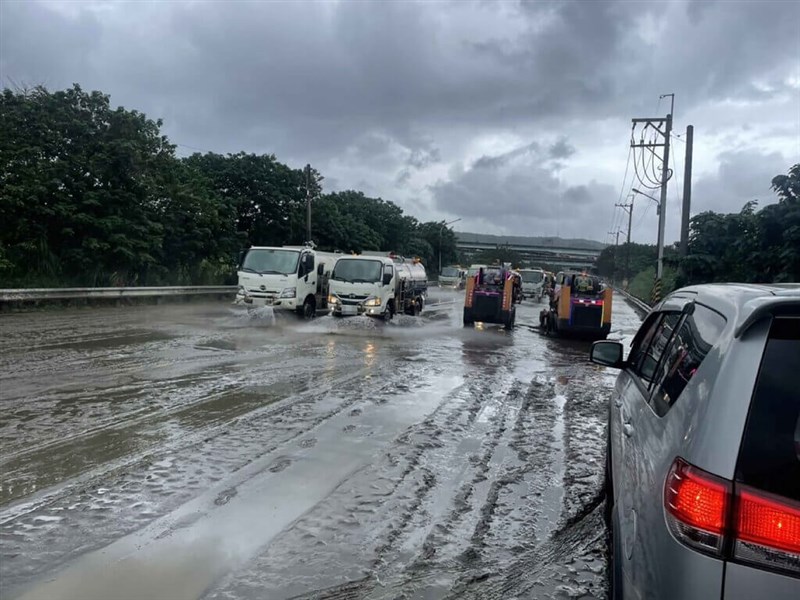 颱風尼莎外圍環流帶來大雨，新店溪及大漢溪淤積嚴重，新北市政府水利局17日展開堤外道路清淤作業。（新北市水利局提供）中央社記者王鴻國傳真 111年10月17日