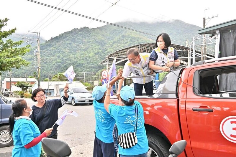 選戰進入倒數，民進黨台東縣長候選人劉櫂豪（右2）20日在南迴的大武、達仁鄉車隊掃街，沿途許多民眾紛紛表示對劉櫂豪爭取的建設有感，並表達支持。（劉櫂豪服務處提供）中央社記者盧太城台東傳真  111年11月20日