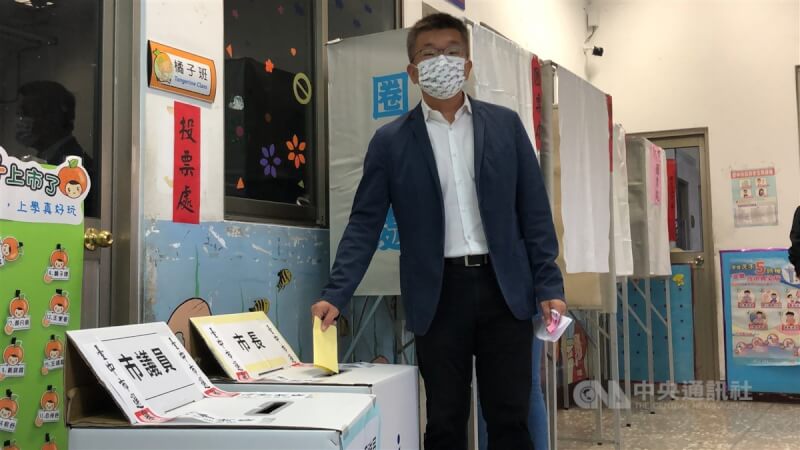 民進黨台中市長候選人蔡其昌表示，心情不緊張，選戰至今每天都睡得很好，沙啞的聲音等選後再修復。中央社記者趙麗妍攝 111年11月26日