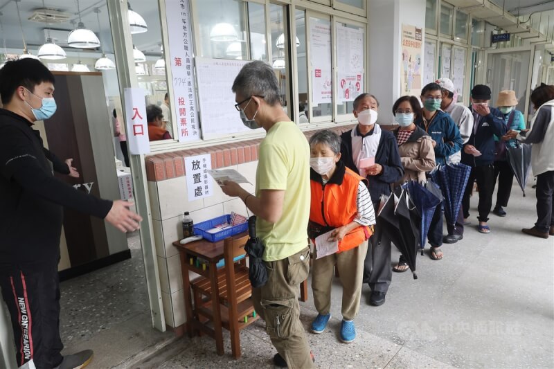 九合一選舉登場，許多民眾一早就前往投票所排隊投票。中央社記者張新偉攝 111年11月26日