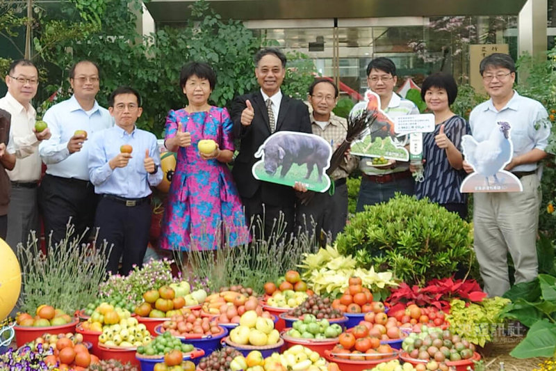 行政院農業委員會在台南舉辦多次的農畜聯合開放日活動受民眾歡迎，但因COVID-19疫情影響停辦2年，2022年將於12月4日恢復舉辦，農委會畜試所長黃振芳（中）與台南農改場場長楊宏瑛（左4）等人30日出席宣傳記者會。中央社記者楊思瑞攝  111年11月30日