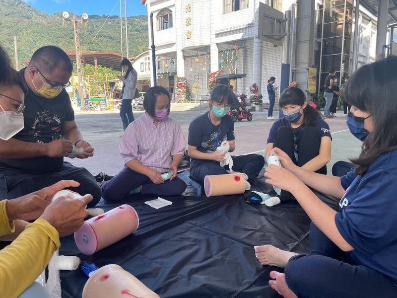 高雄市衛生局、高醫、壯闊台灣與天河基金會等單位，在那瑪夏區舉辦2場「災難因應、止血、CPR、AED急救訓練課程」，活動中由高醫外傷科醫師講解示範外傷止血包紮操作。（高雄市政府提供）中央社記者曾以寧傳真  111年12月1日