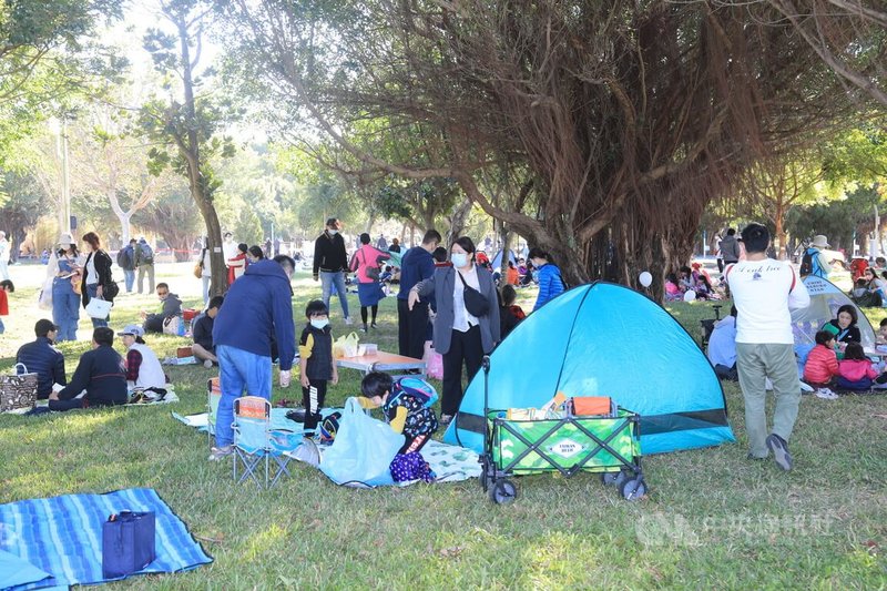 第1屆台中市民野餐日11日在中央公園登場，由於天氣良好，吸引許多民眾帶著全家大小前來參加。中央社記者郝雪卿攝  111年12月11日