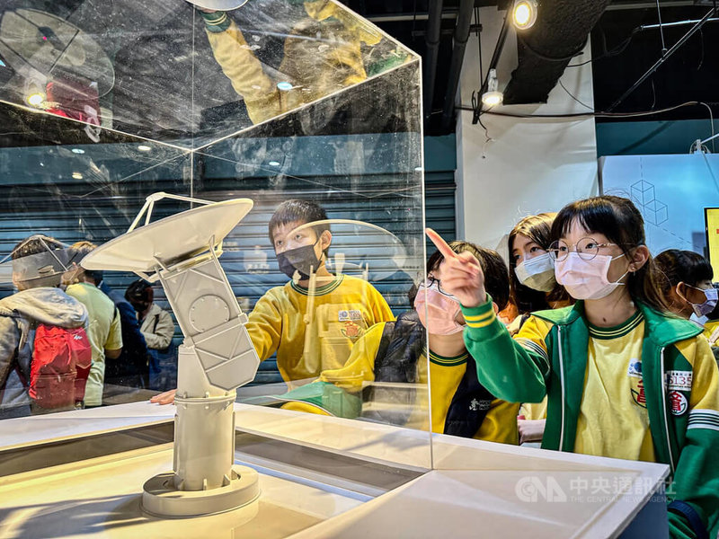 「科學家的秘密基地」科普展覽14日開幕，國家太空中心在展場安裝了縮小型衛星地面接收站，可由觀展民眾親手搖桿、擔任地面操控員，吸引小學生體驗。中央社記者張璦攝 112年3月14日