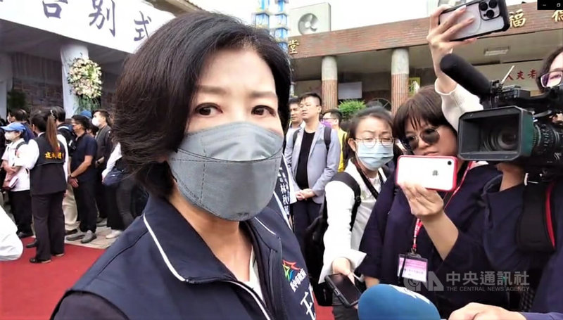 台中捷運事故罹難者靜宜大學法律系助理教授林淑雅告別式27日在嘉義市立殯儀館舉行，台中市副市長王育敏（前中）代表市長盧秀燕出席。中央社記者蔡智明攝  112年5月27日