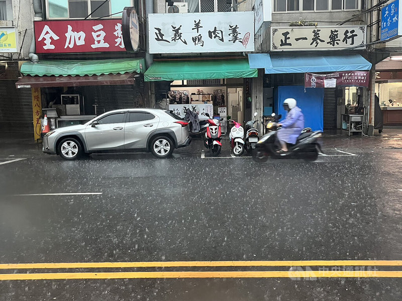 中央氣象局對高雄、屏東發布大雷雨即時訊息，高雄從12日凌晨起降下大雨，因應大雨，高雄市水情中心在清晨7時已3級開設。圖為苓雅區大雨情形。中央社記者林巧璉攝 112年6月12日